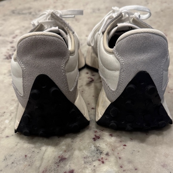 New Balance 327 White and Black Sneakers Sz 8.5 - Picture 4 of 6